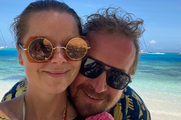 Sami and Meira sold everyting to live on a sailboat and sail the South Pacific