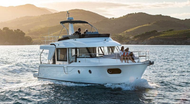SwiftTrawler41_06 Swift Trawler 41 cruising Tahiti