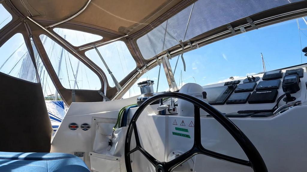022 Privilege 5 Series 2019 – helm station 2