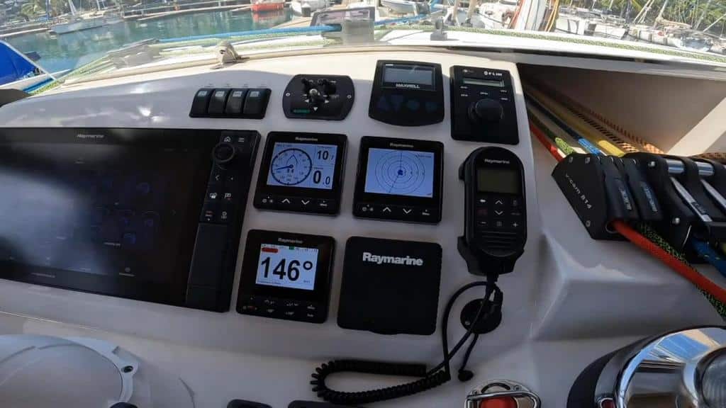 025 Privilege 5 Series 2019 – helm station 5