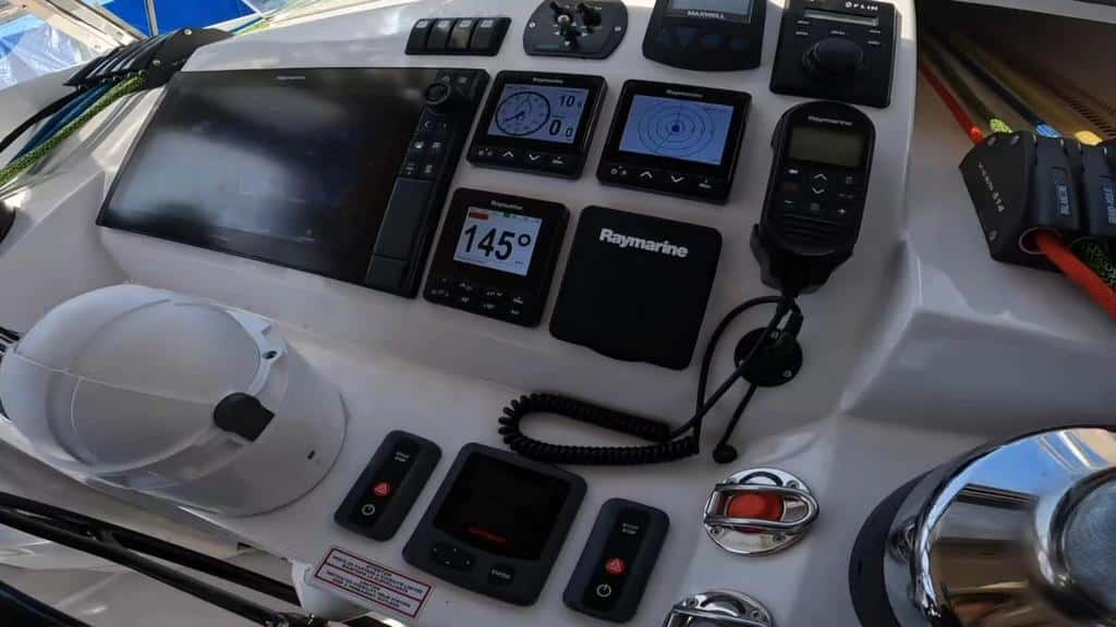 026 Privilege 5 Series 2019 – helm station 6