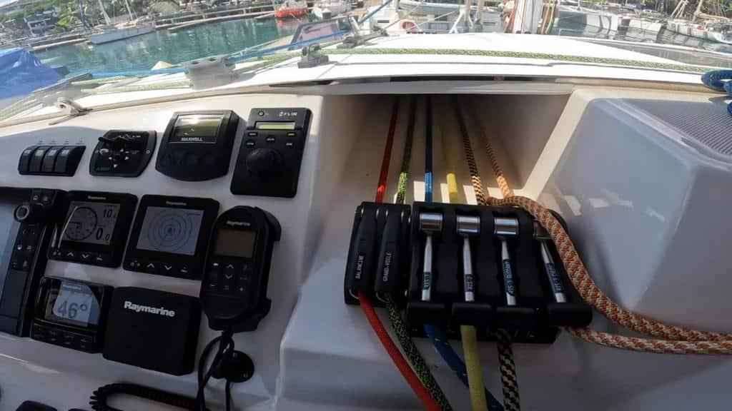 027 Privilege 5 Series 2019 – helm station 7