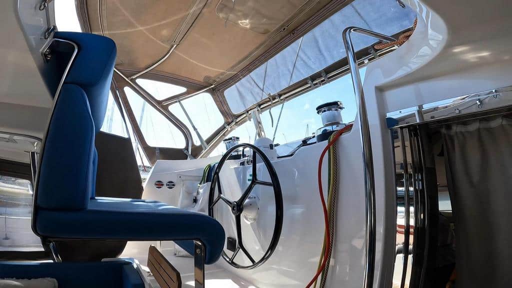 029 Privilege 5 Series 2019 – helm station