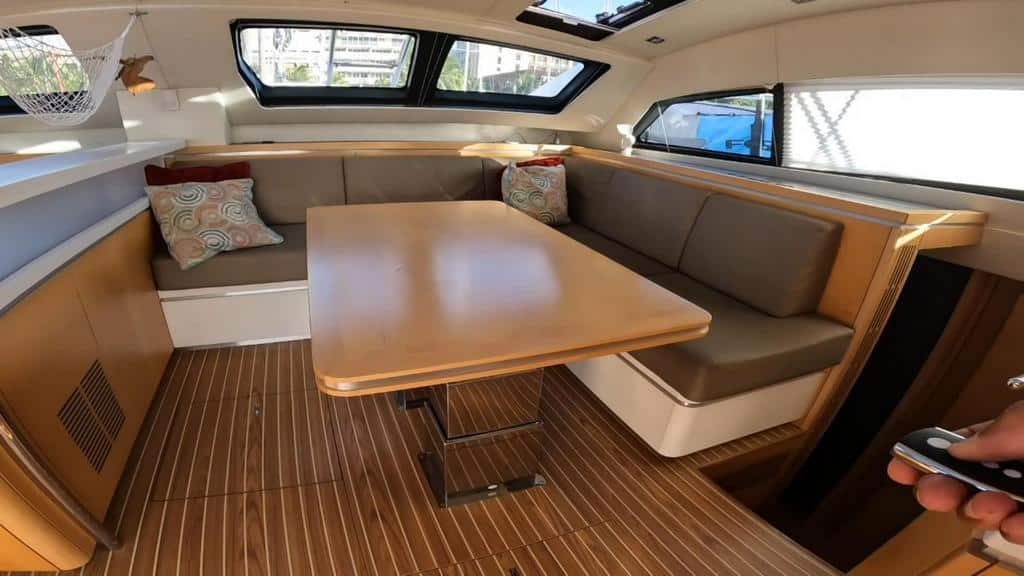 037 Privilege 5 Series 2019 – saloon table 5