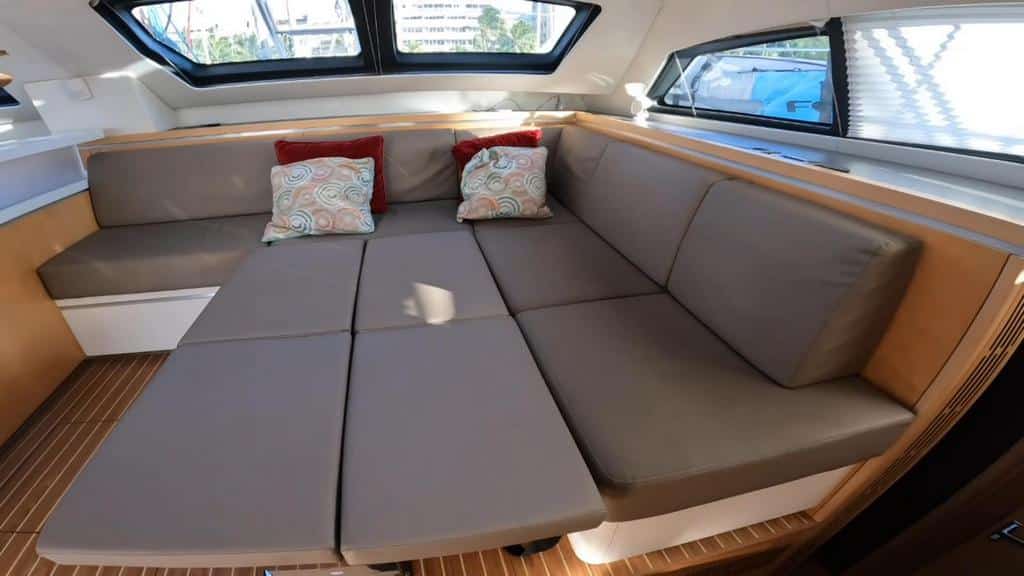 038 Privilege 5 Series 2019 – saloon table 3