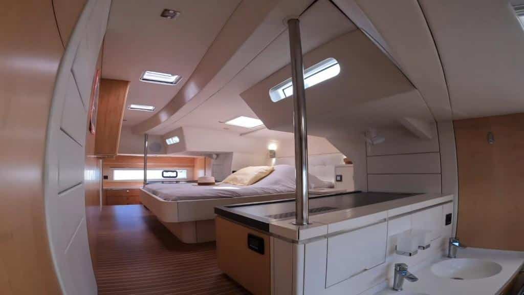 044 Privilege 5 Series 2019 – master cabin 7