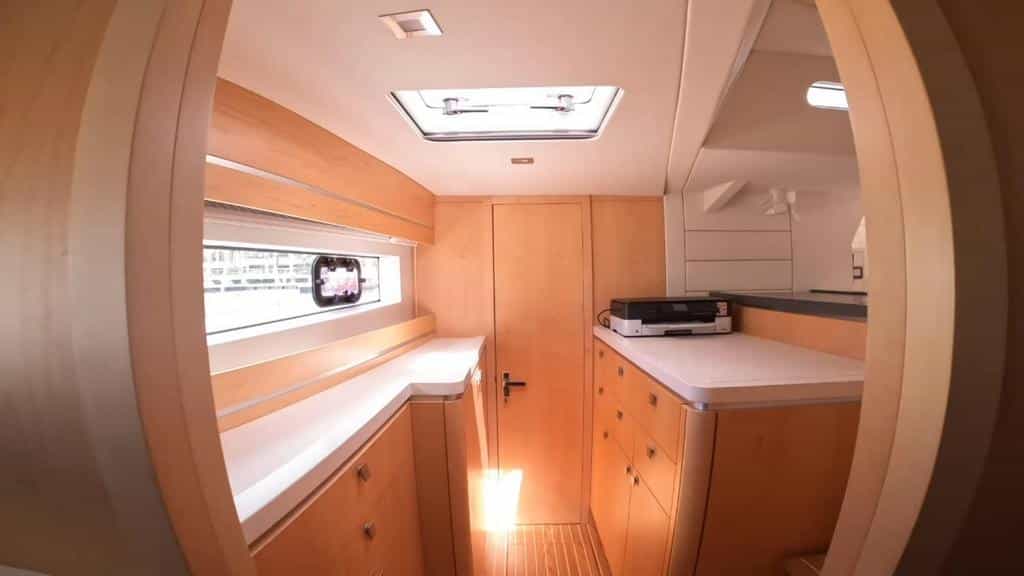 052 Privilege 5 Series 2019 – master cabin study