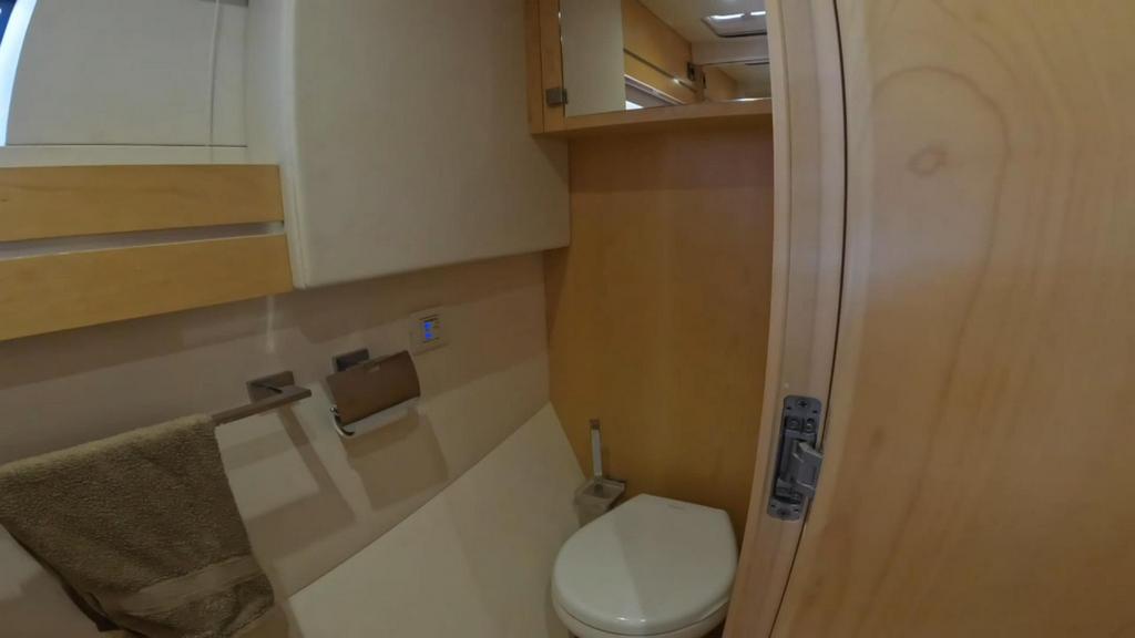 059 Privilege 5 Series 2019 – port aft cabin bathroom