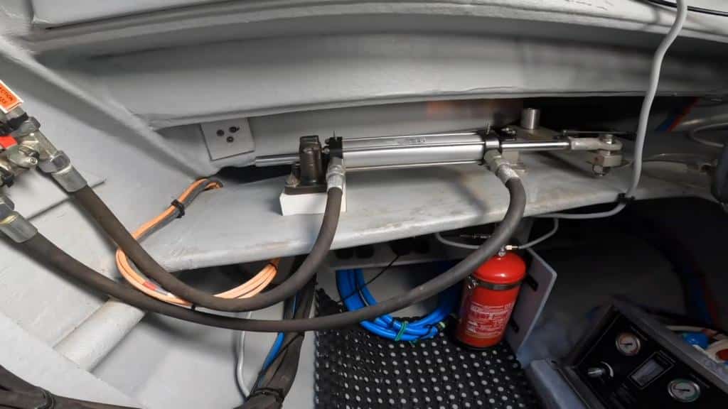 070 Privilege 5 Series 2019 – port engine room hydraulic arm auto pilot