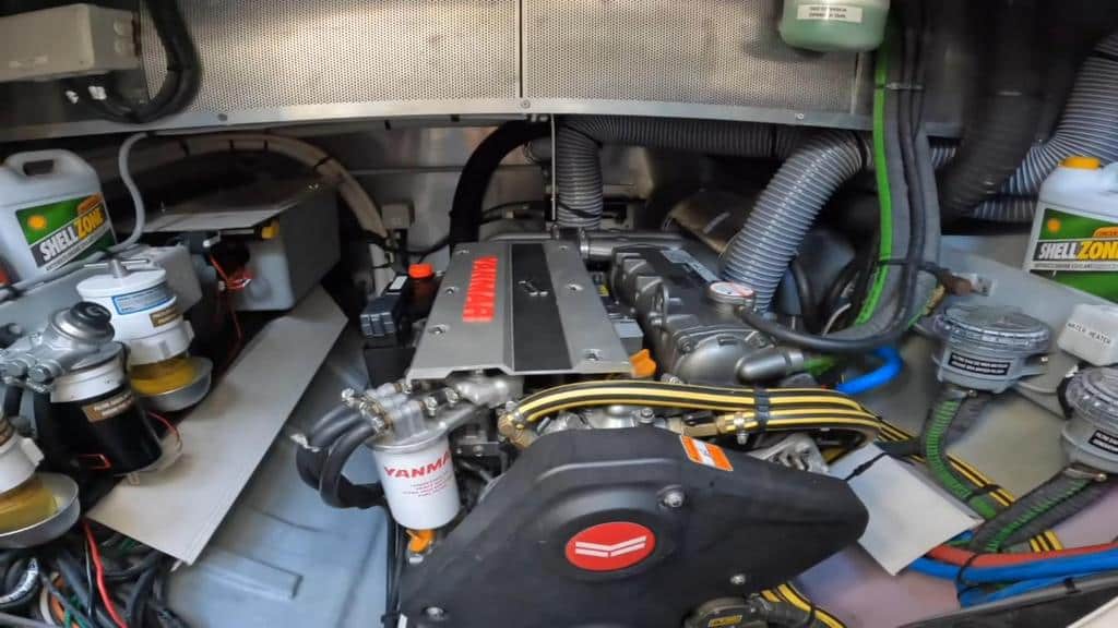077 Privilege 5 Series 2019 – starboard engine