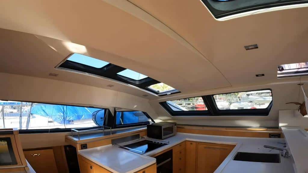 085 Privilege 5 Series 2019 – galley