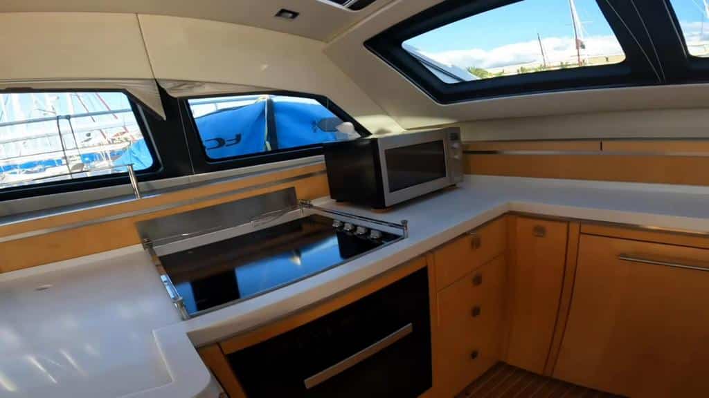 086 Privilege 5 Series 2019 – galley 2