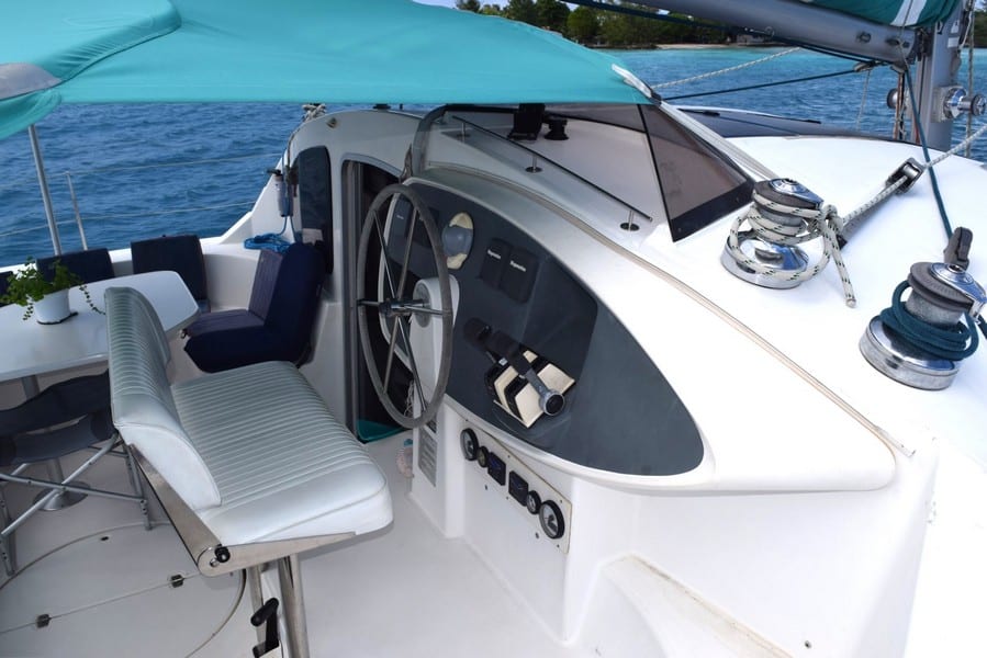 006 Fountaine Pajot Belize 43 – Poste de barre 2