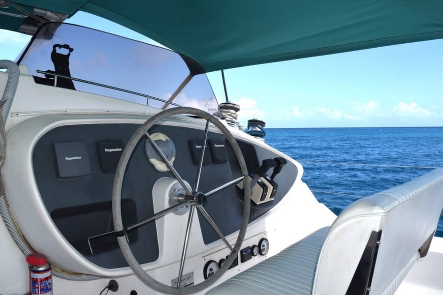 007 Fountaine Pajot Belize 43 – Poste de barre 3