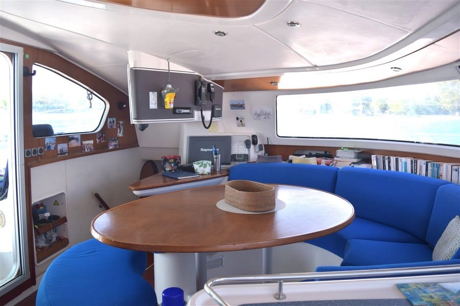 015 Fountaine Pajot Belize 43 – Carre table à cartes