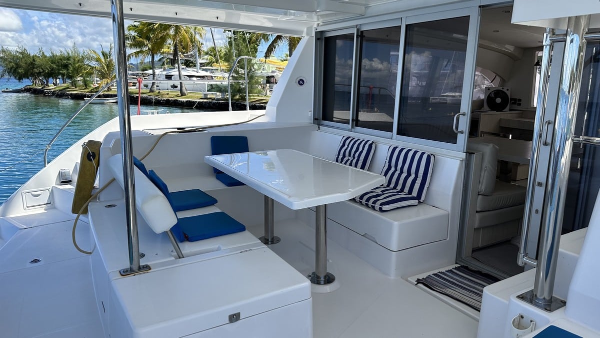 008 Leopard 40 catamaran owners version