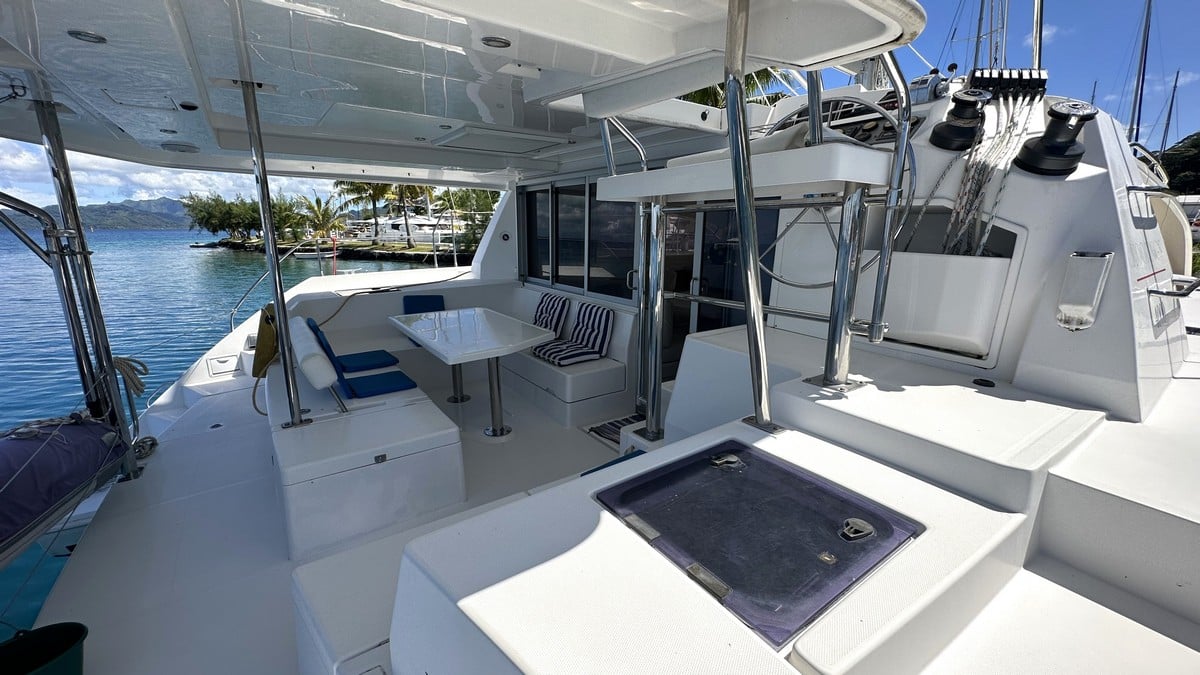 009 Leopard 40 catamaran owners version