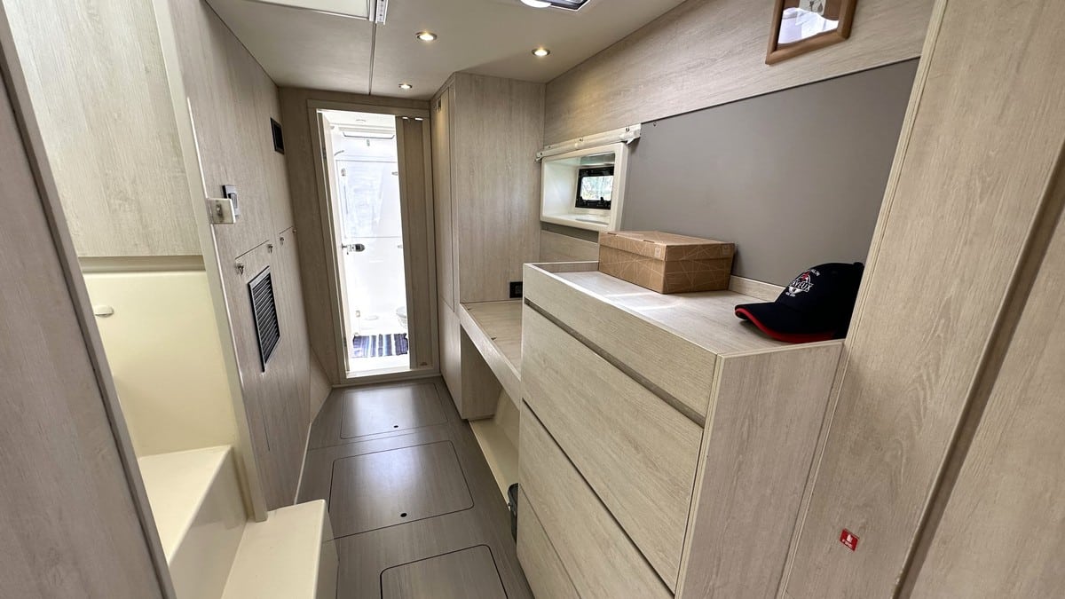 041 Leopard 40 catamaran owners version