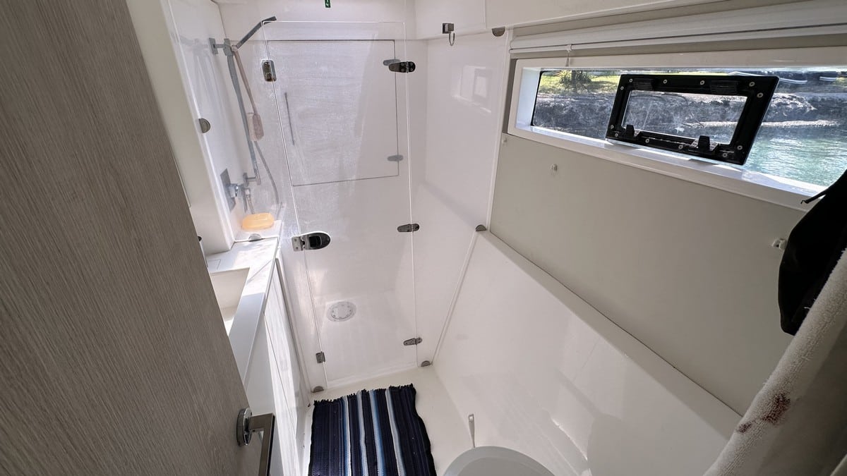 043 Leopard 40 catamaran owners version