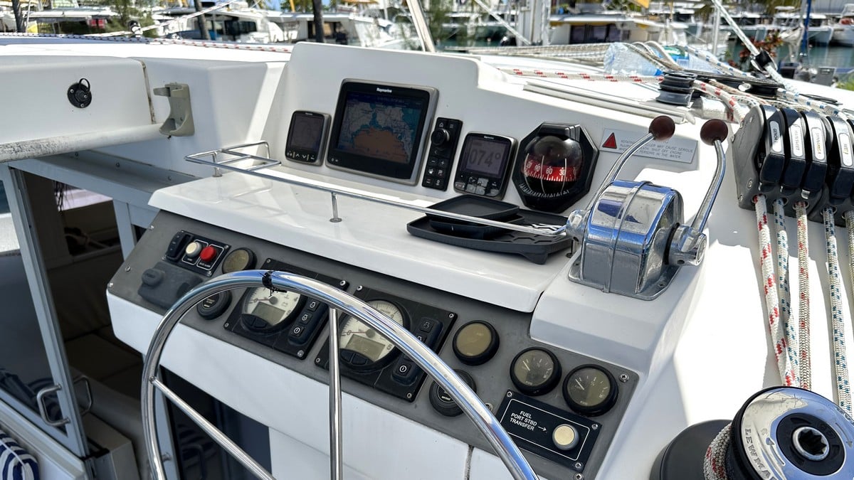 048 Leopard 40 catamaran owners version