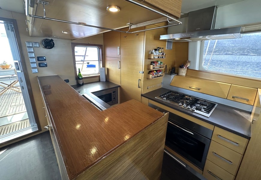 062 Sunreef 60 – 2008 – Zahora – feature