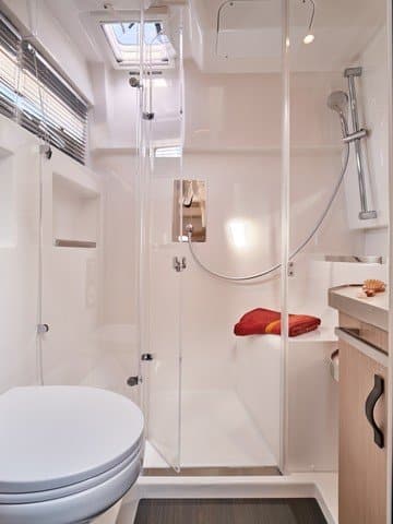 Four Winns TH36 Interior Starboard Cabin Head 6MB NicolasClaris 1 Four Winns Th36 in action