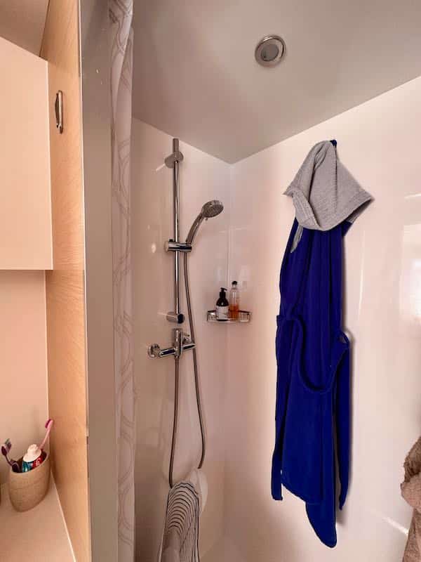 Neel 51 master shower Neel 51 in Tahiti