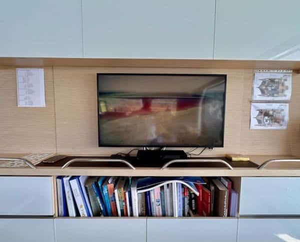 Neel 51 shelves and TV Neel 51 in Tahiti