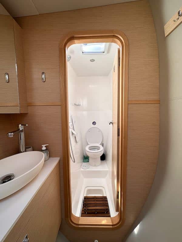 Neel 51 starboard guest bathroom 1 Neel 51 in Tahiti
