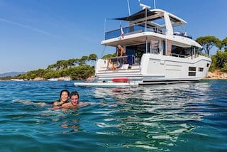 Beneteau Swift Trawler lifestyle – 6 sur 18 Beneteau Swift Trawler powerboat lifestyle Tahiti