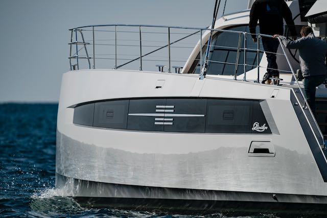 PRIVILEGE CATAMARAN – 580 Sailing Privilège 580 guardrails