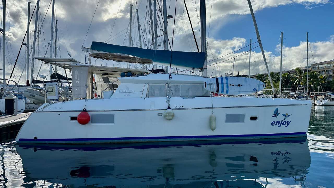 Lagoon 421 Enjoy for sale with Sail Tahiti