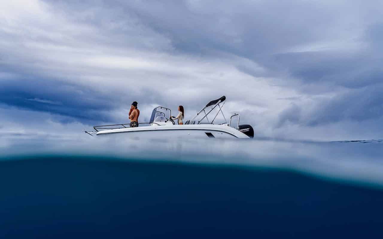 Bateau moteur à tahiti : surf trip avec le Beneteau Flyer 7