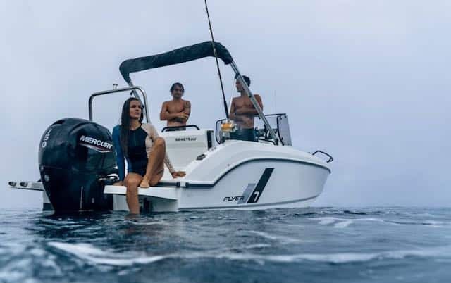 Flyer 7 Teahupoo – 2 sur 8 Beneteau Flyer 7 : bateau a moteur en Polynésie