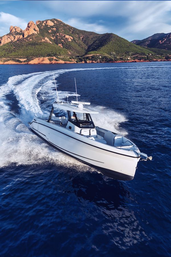 Wellcraft 38 T-TOP – 10 sur 25 Wellcraft 38 T-TOP : un bateau moteur pour l'aventure en Polynésie High Performance Center Console for all your adventures in Polynesia