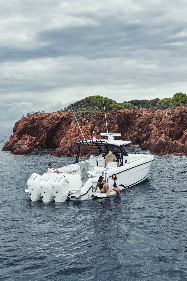 Wellcraft 38 T-TOP – 15 sur 25 Wellcraft 38 T-TOP : un bateau moteur pour l'aventure en Polynésie High Performance Center Console for all your adventures in Polynesia