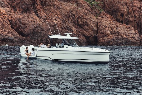 Wellcraft 38 T-TOP – 18 sur 25 Wellcraft 38 T-TOP : un bateau moteur pour l'aventure en Polynésie High Performance Center Console for all your adventures in Polynesia