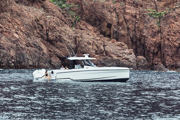 Wellcraft 38 T-TOP – 19 sur 25 Wellcraft 38 T-TOP : un bateau moteur pour l'aventure en Polynésie High Performance Center Console for all your adventures in Polynesia
