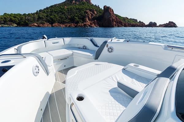 Wellcraft 38 T-TOP – 20 sur 25 Wellcraft 38 T-TOP : un bateau moteur pour l'aventure en Polynésie High Performance Center Console for all your adventures in Polynesia