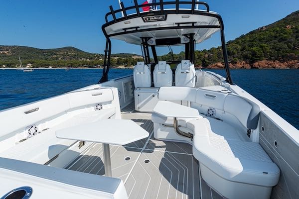 Wellcraft 38 T-TOP – 21 sur 25 Wellcraft 38 T-TOP : un bateau moteur pour l'aventure en Polynésie High Performance Center Console for all your adventures in Polynesia