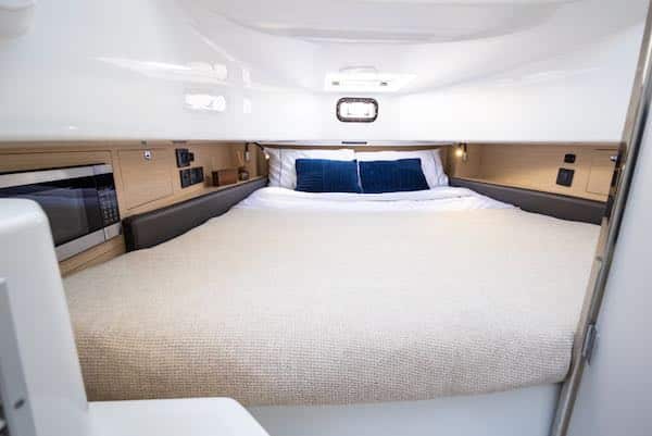 ©JEAN-BAPTISTE D’ENQUIN – SPBI – CANNES 2024 Wellcraft 38 T-TOP : un bateau moteur pour l'aventure en Polynésie High Performance Center Console for all your adventures in Polynesia