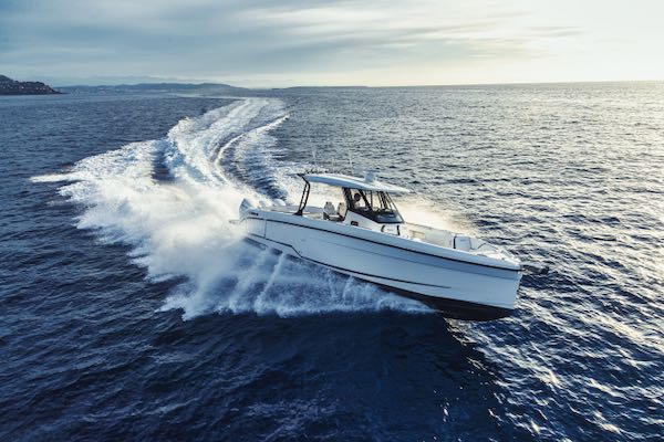 Wellcraft 38 T-TOP – 3 sur 25 Wellcraft 38 T-TOP : un bateau moteur pour l'aventure en Polynésie High Performance Center Console for all your adventures in Polynesia