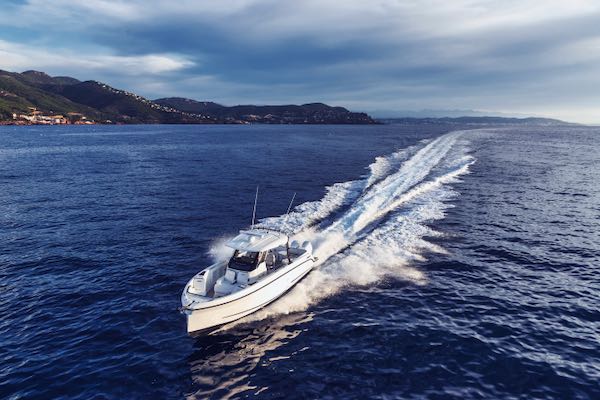 Wellcraft 38 T-TOP – 4 sur 25 Wellcraft 38 T-TOP : un bateau moteur pour l'aventure en Polynésie High Performance Center Console for all your adventures in Polynesia