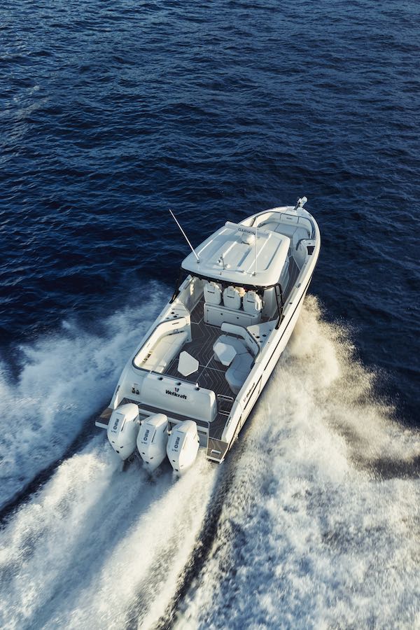 Wellcraft 38 T-TOP – 5 sur 25 Wellcraft 38 T-TOP : un bateau moteur pour l'aventure en Polynésie High Performance Center Console for all your adventures in Polynesia