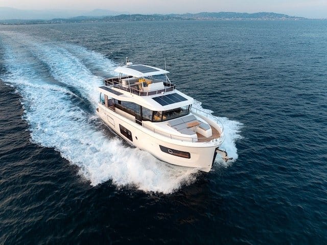Beneteau Swift Trawler 54 pictures – 3 sur 30 Beneteau Swift Trawler 54 : better than a villa by the sea