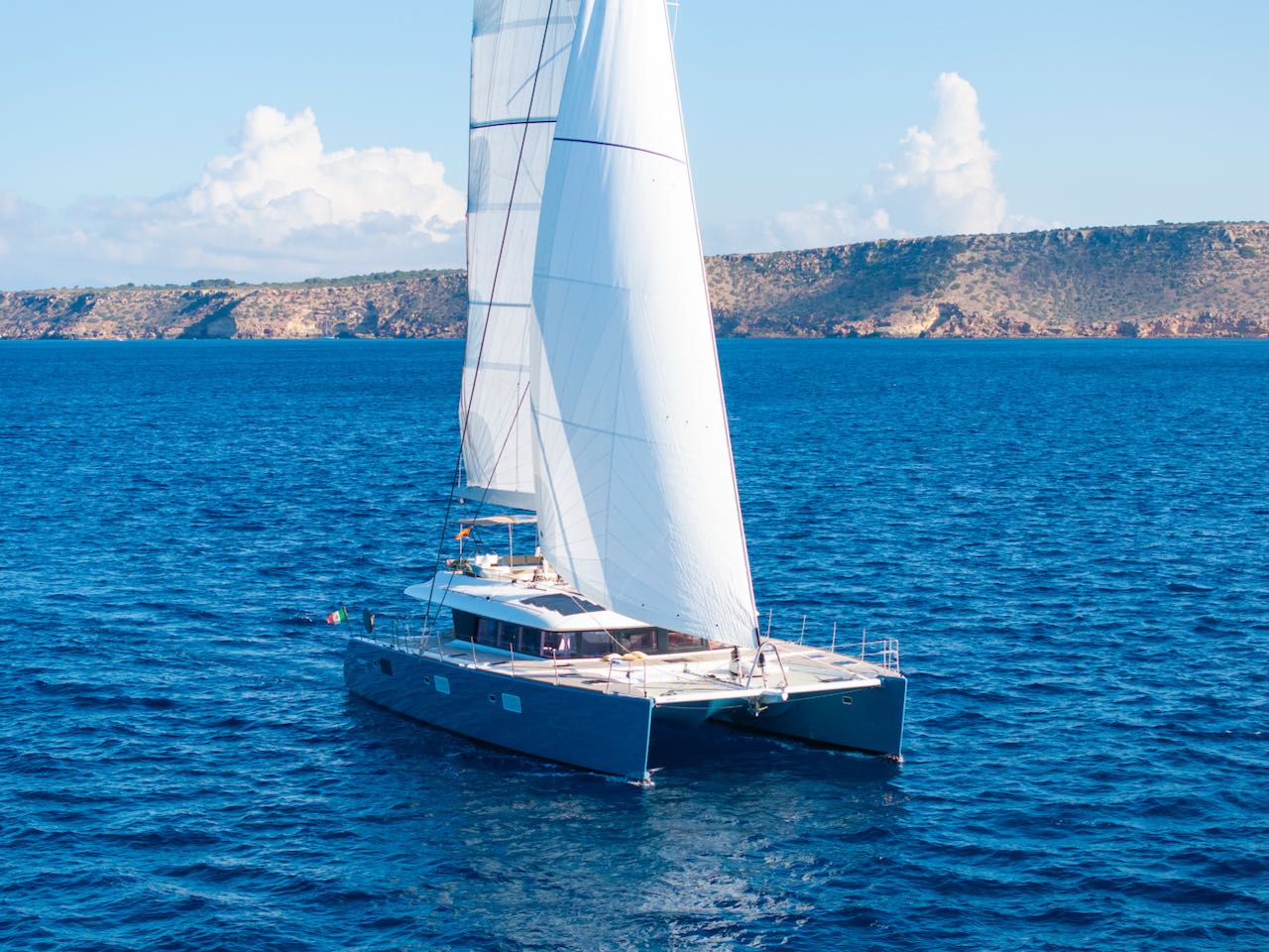 Lagoon 620 Neo sailing