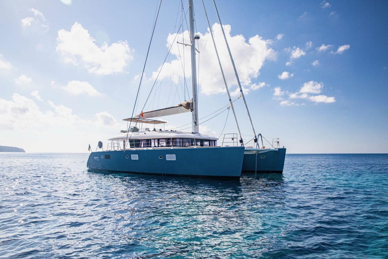 Lagoon 620 Neo at anchor