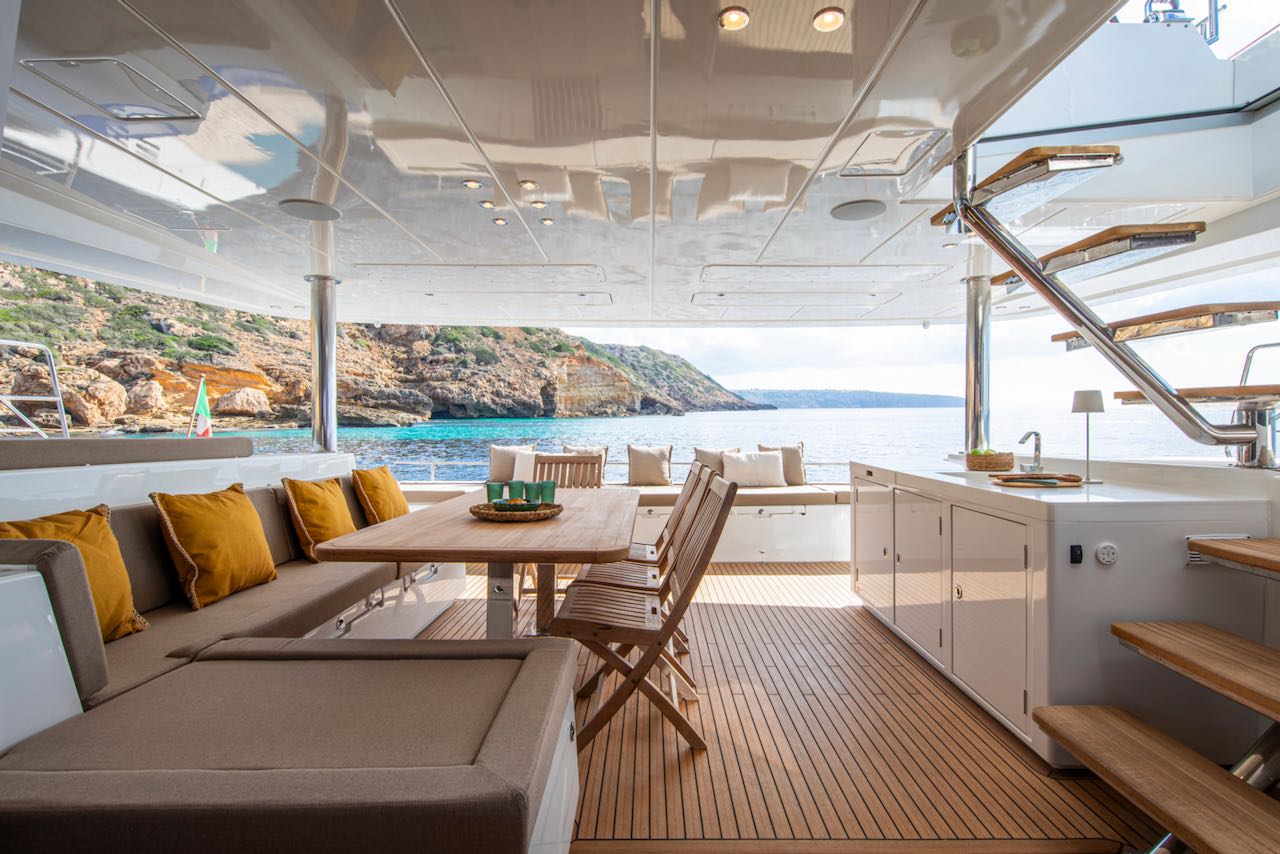Lagoon 620 Neo cockpit