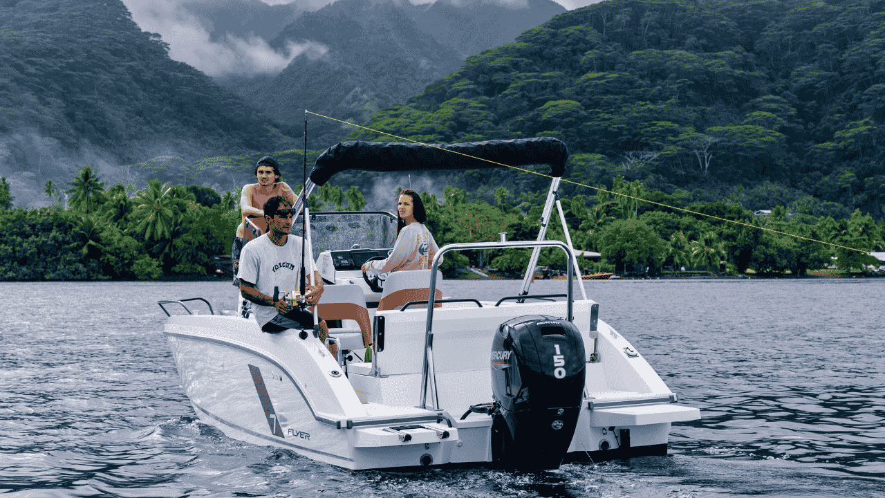 Croisière en bateau a moteur a Tahiti Beneteau Flyer 7 fishing in Tahiti