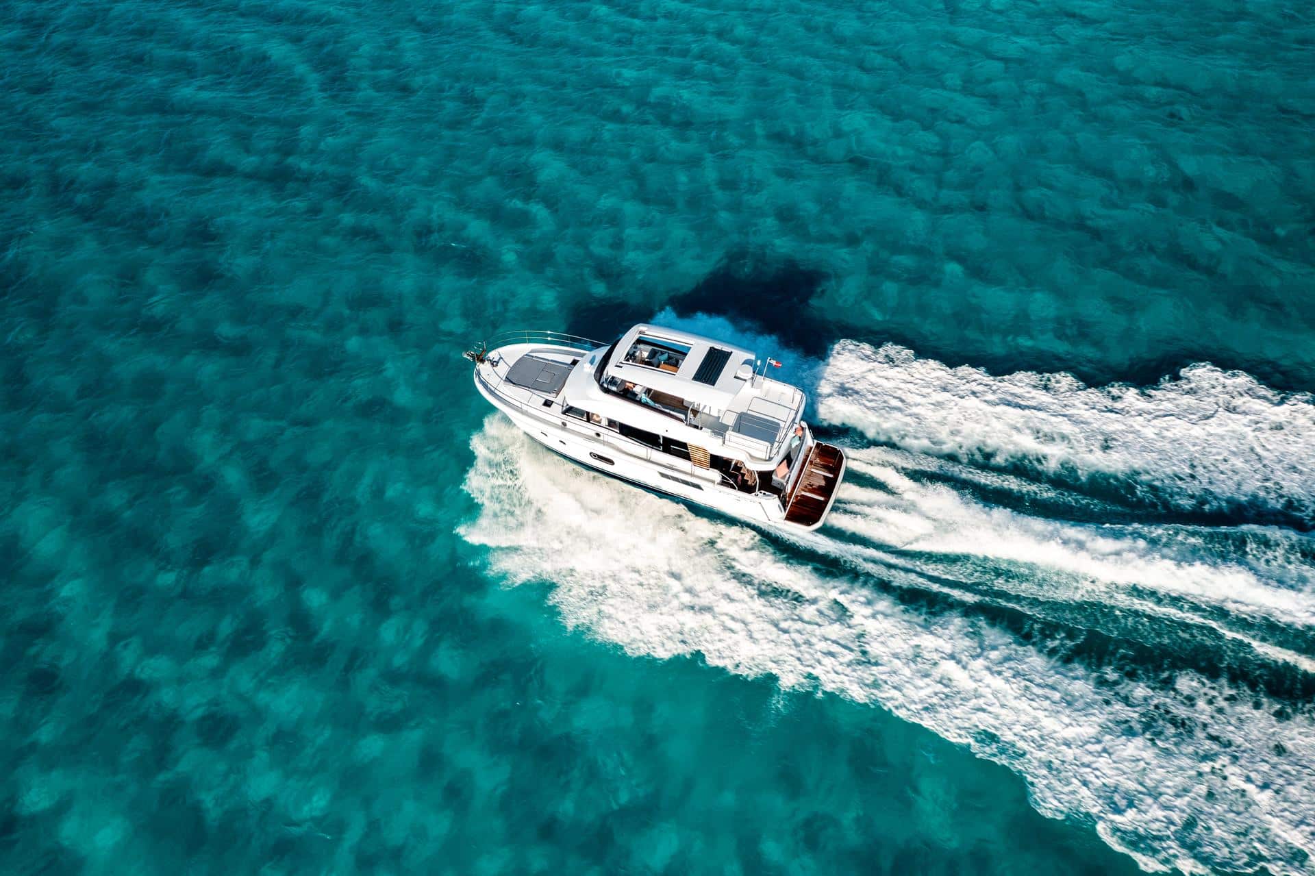 SWIFT_TRAWLER_48_IMAGE_EXTERIOR_LIFESTYLE